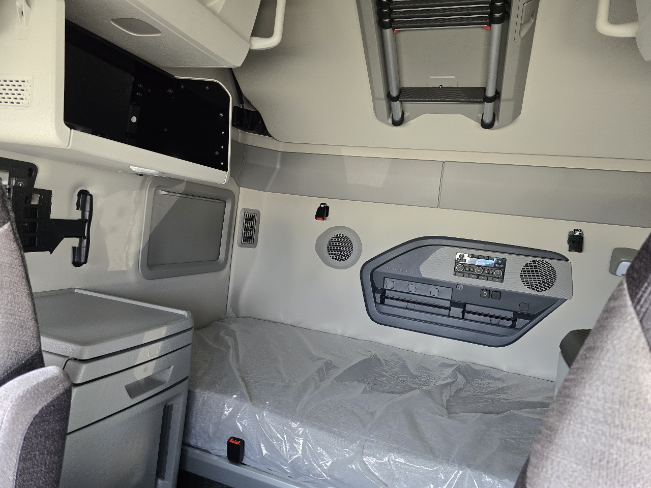 2026 Volvo - image 12