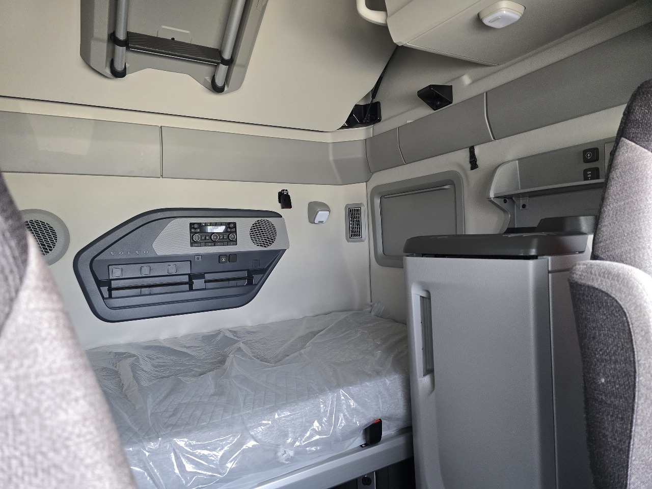 2026 Volvo - image 13