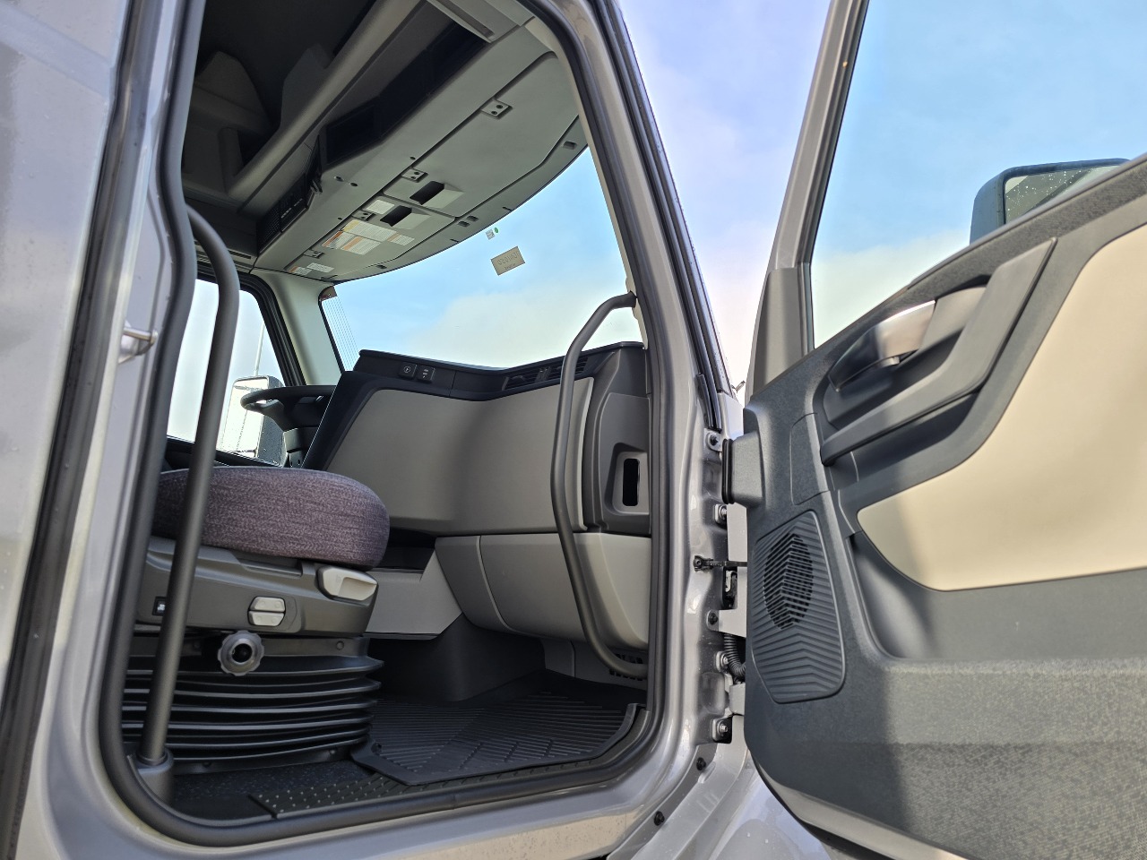 2026 Volvo - image 14