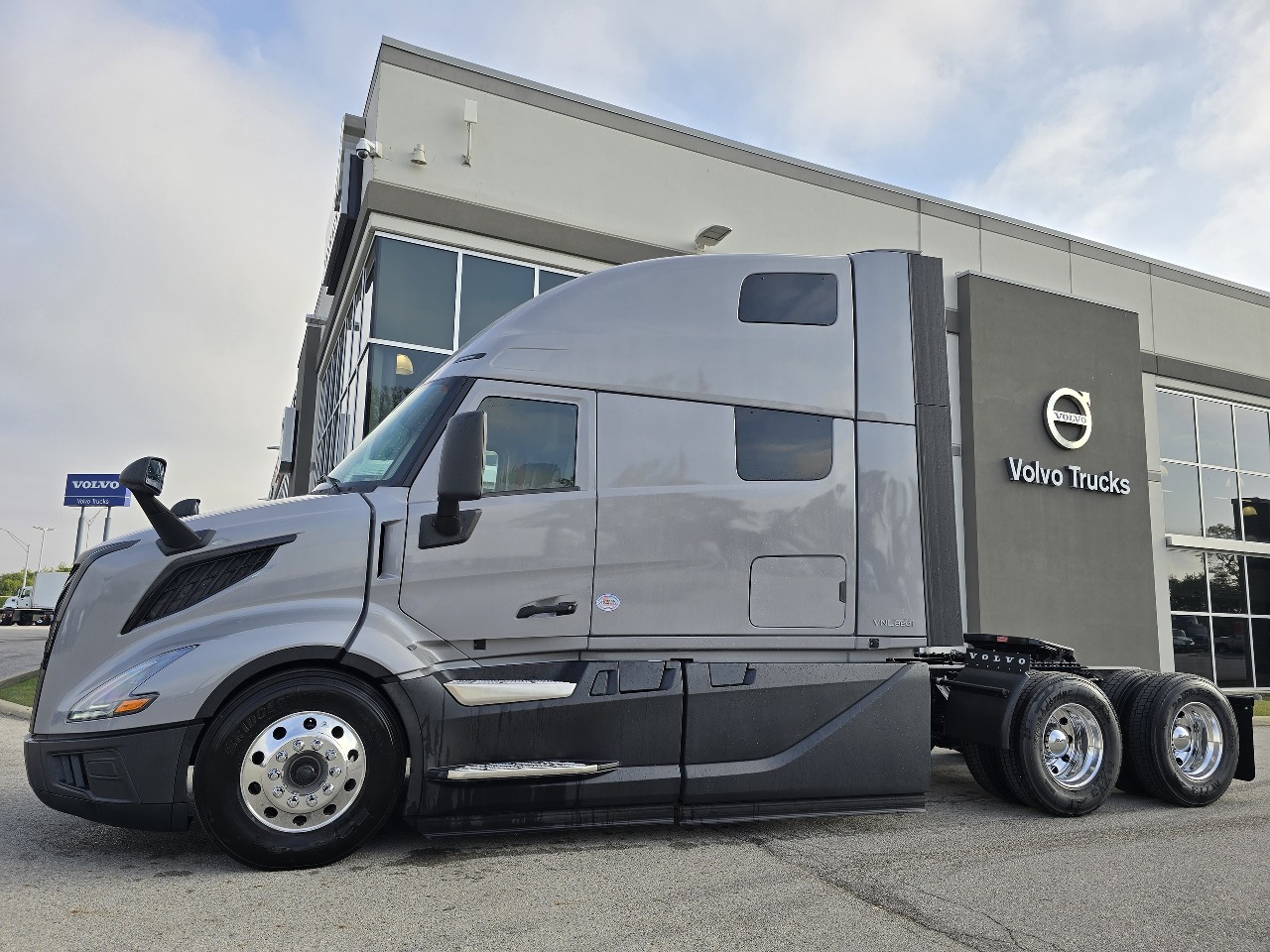 2026 Volvo - image 7