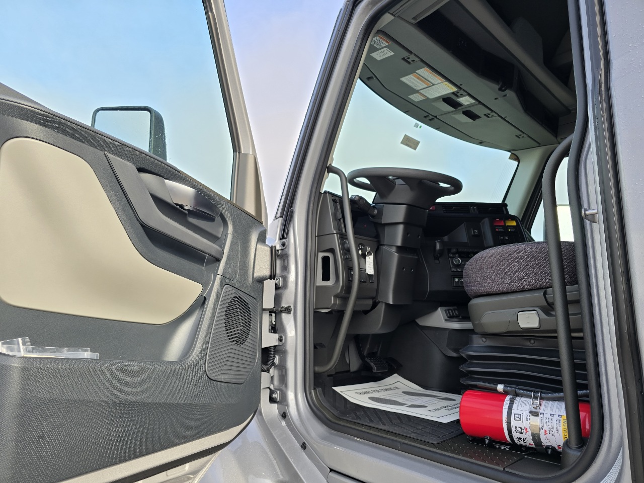 2026 Volvo - image 8