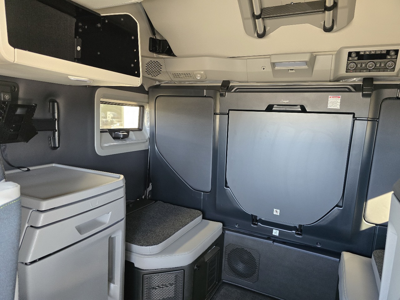 2026 Volvo - image 10