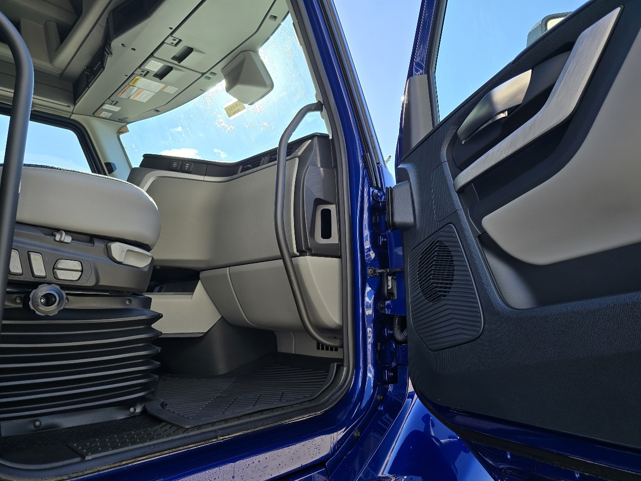 2026 Volvo - image 12