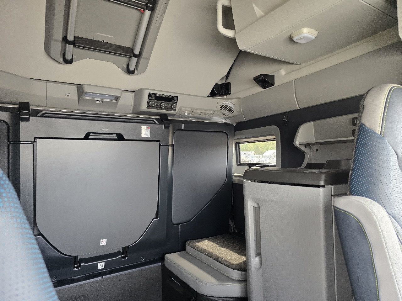 2026 Volvo - image 13