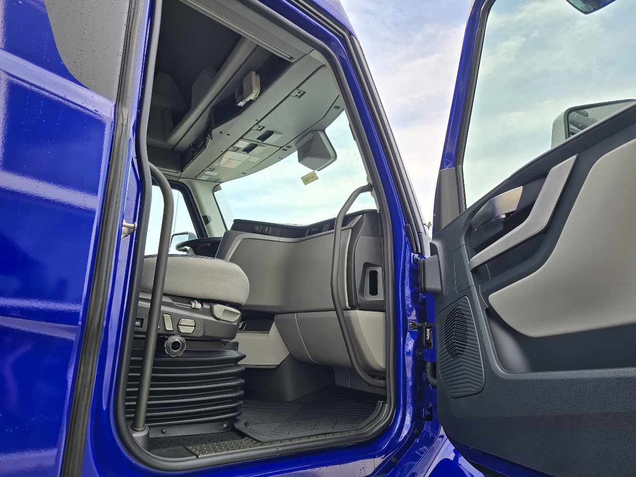 2026 Volvo - image 14