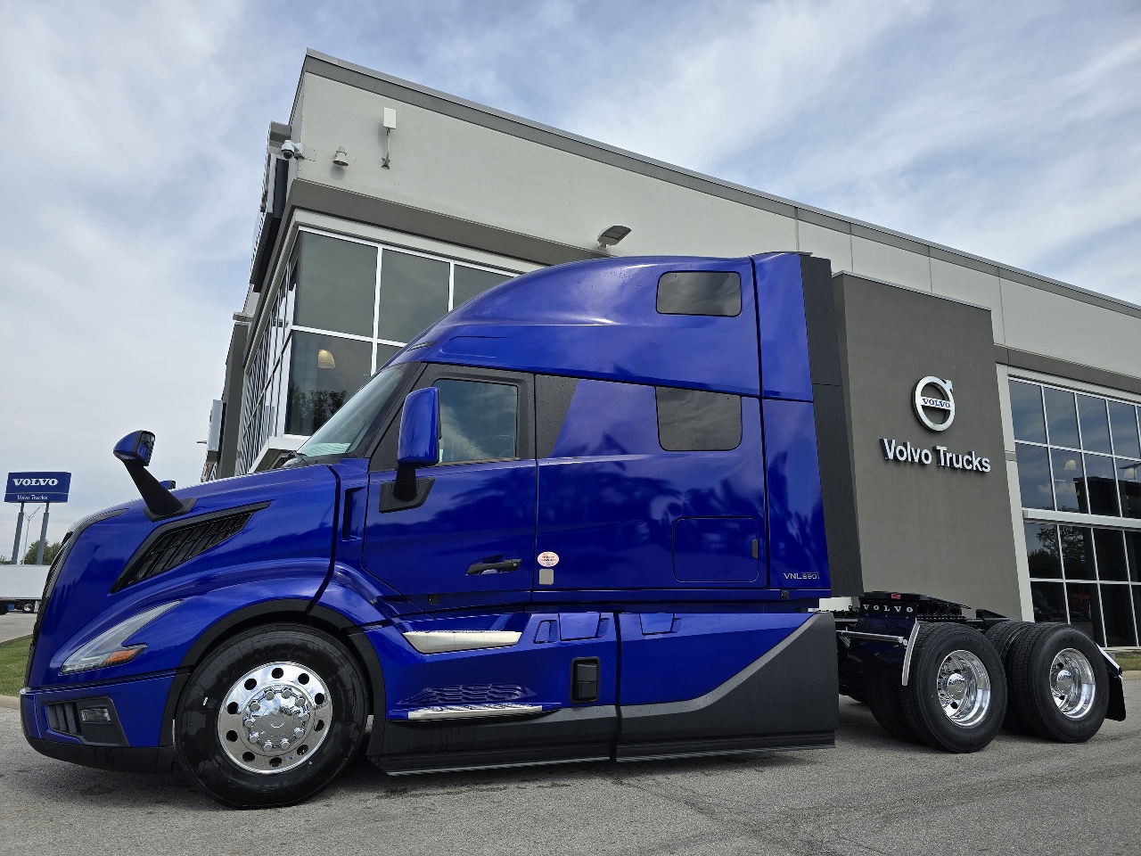 2026 Volvo - image 7