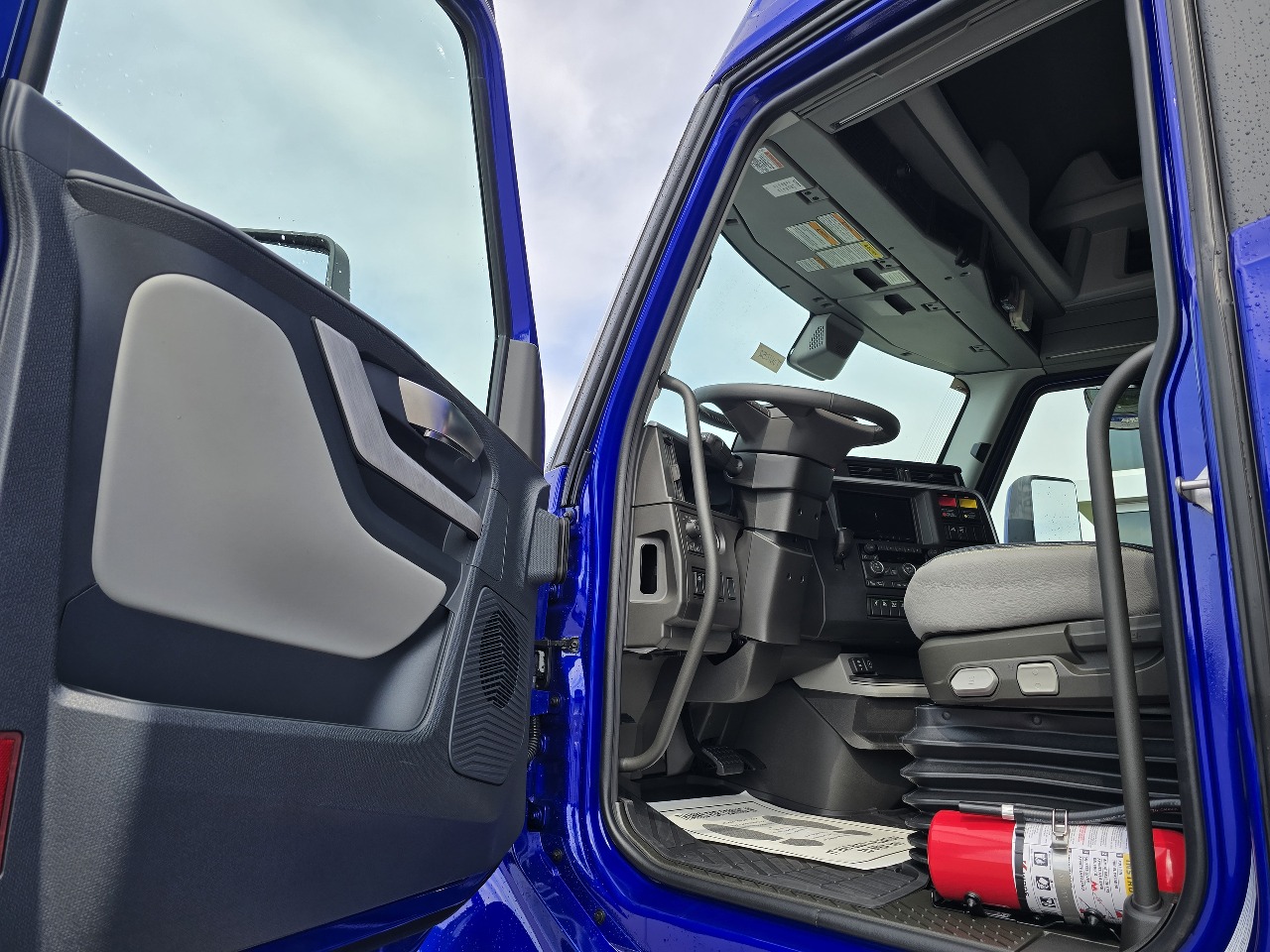 2026 Volvo - image 8