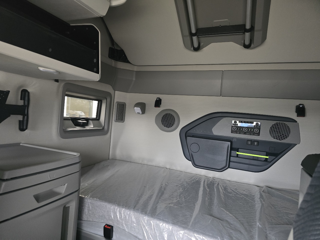 2026 Volvo - image 12