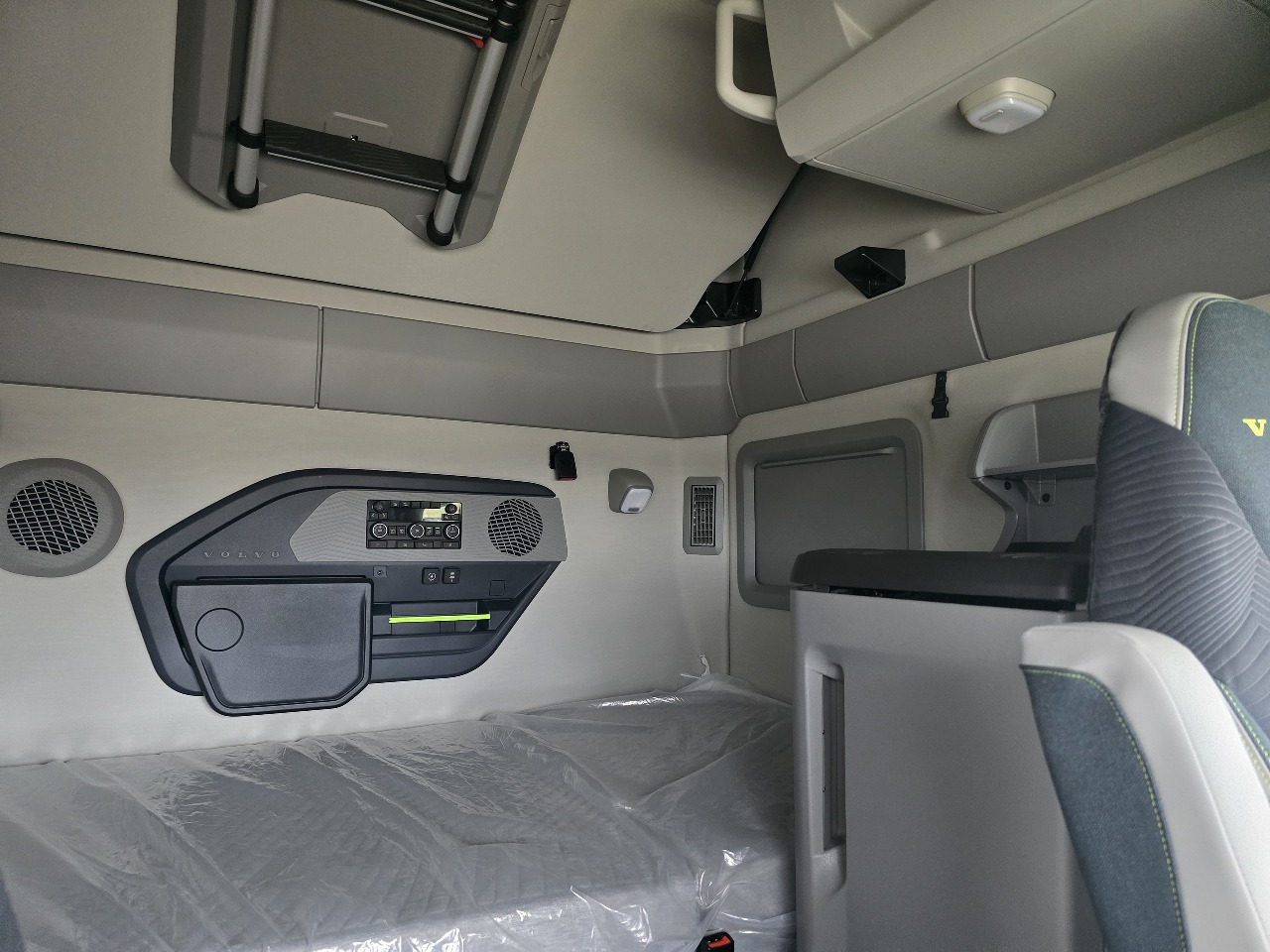 2026 Volvo - image 13