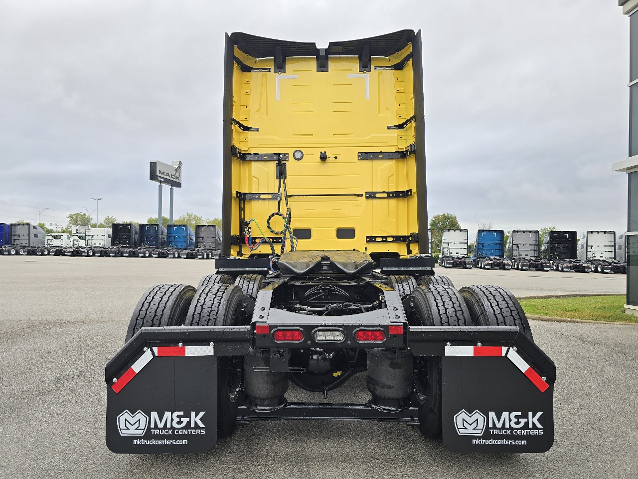 2026 Volvo - image 5