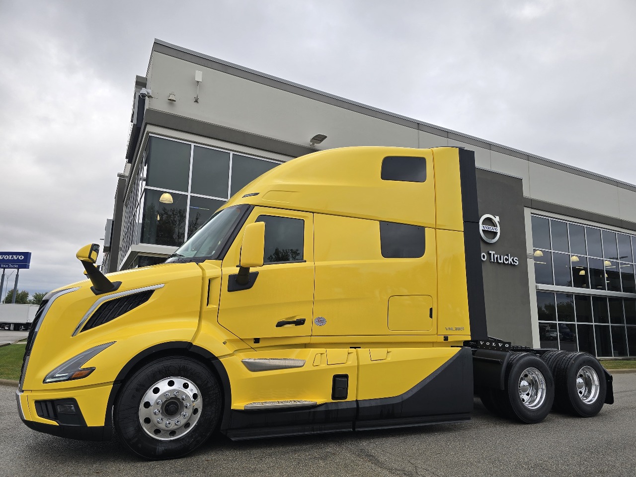 2026 Volvo - image 7