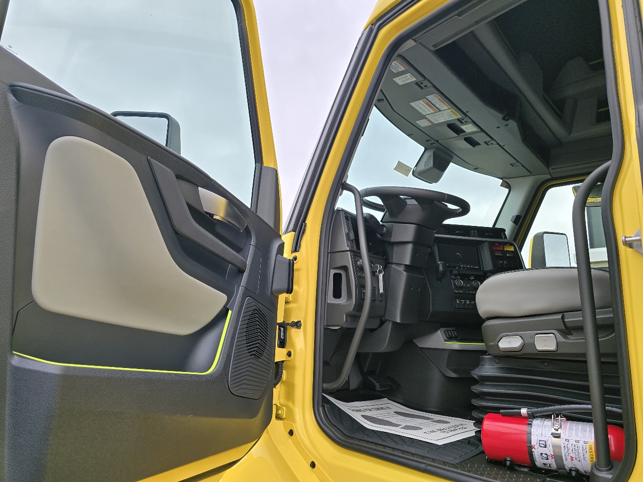 2026 Volvo - image 8