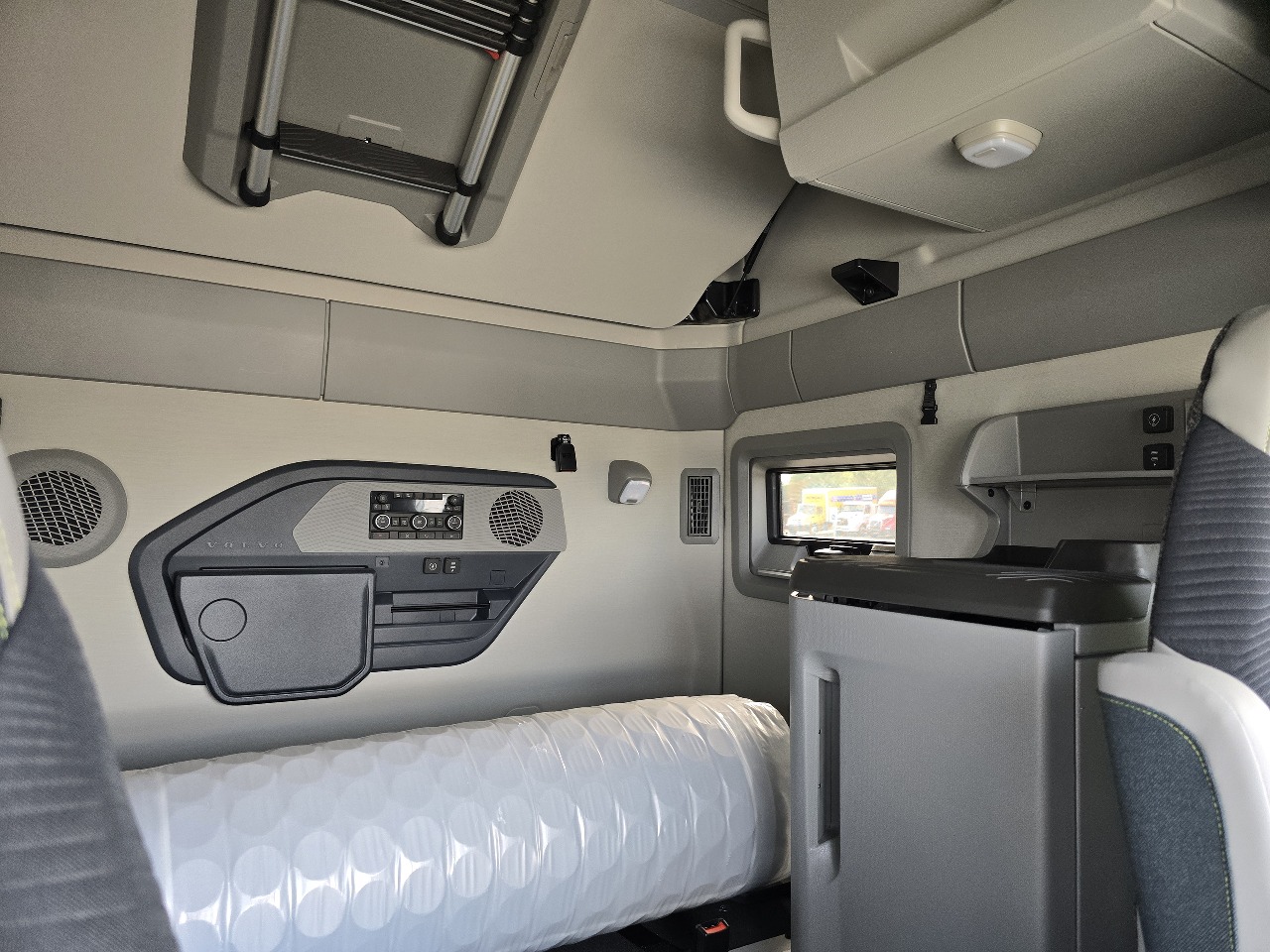 2026 Volvo - image 13