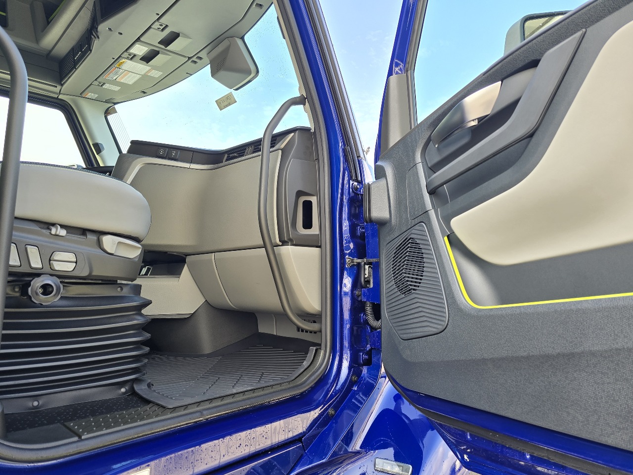 2026 Volvo - image 14