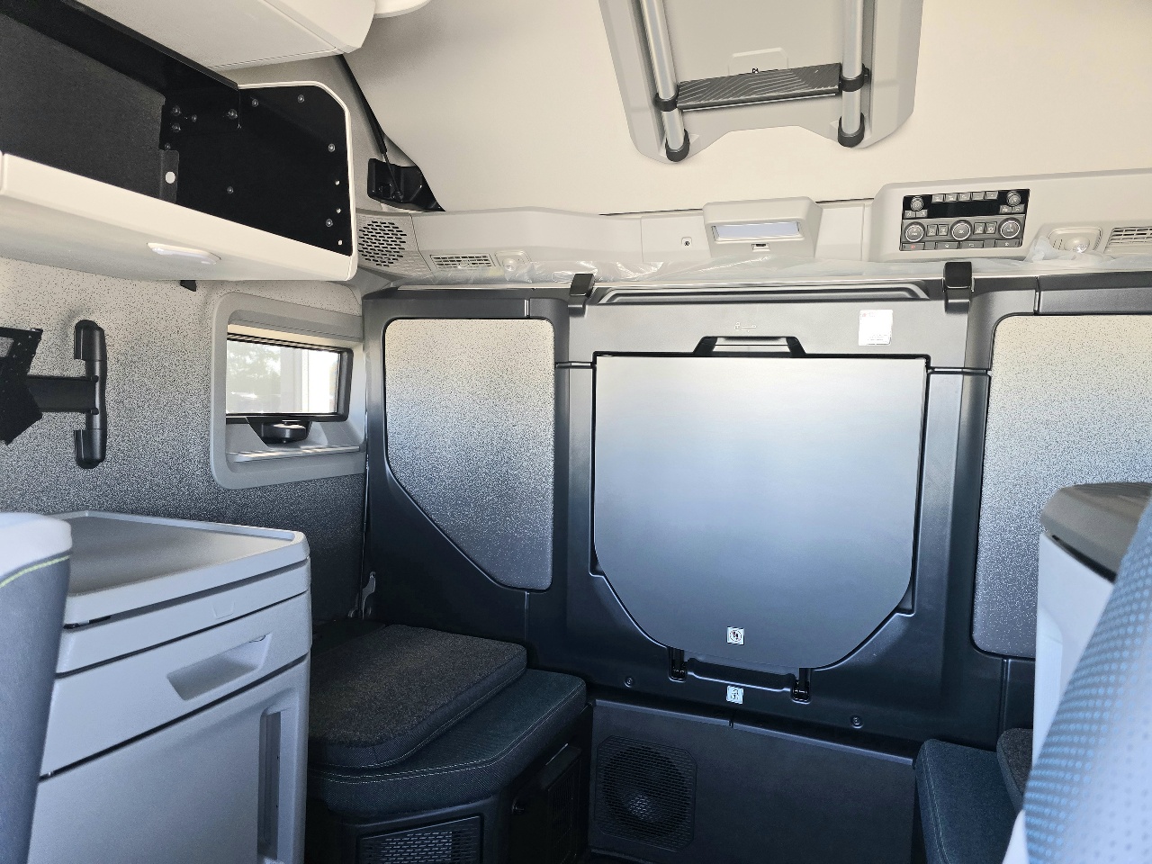 2026 Volvo - image 12