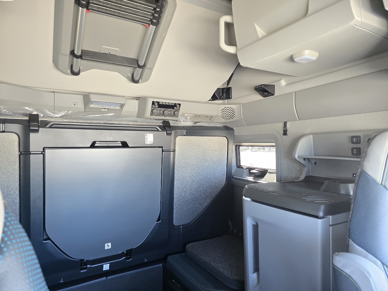 2026 Volvo - image 13