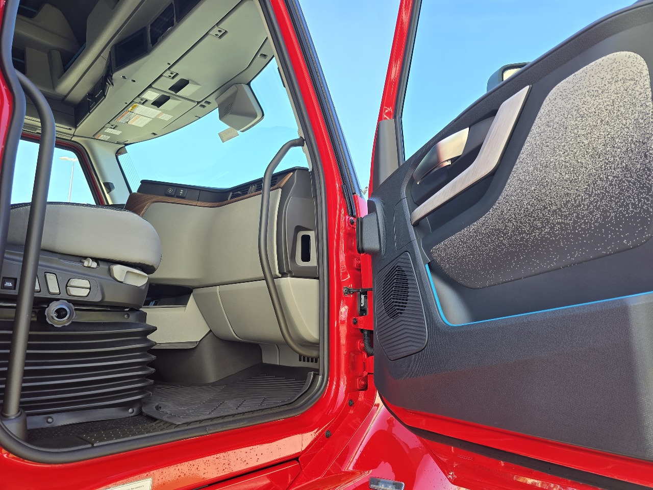 2026 Volvo - image 14