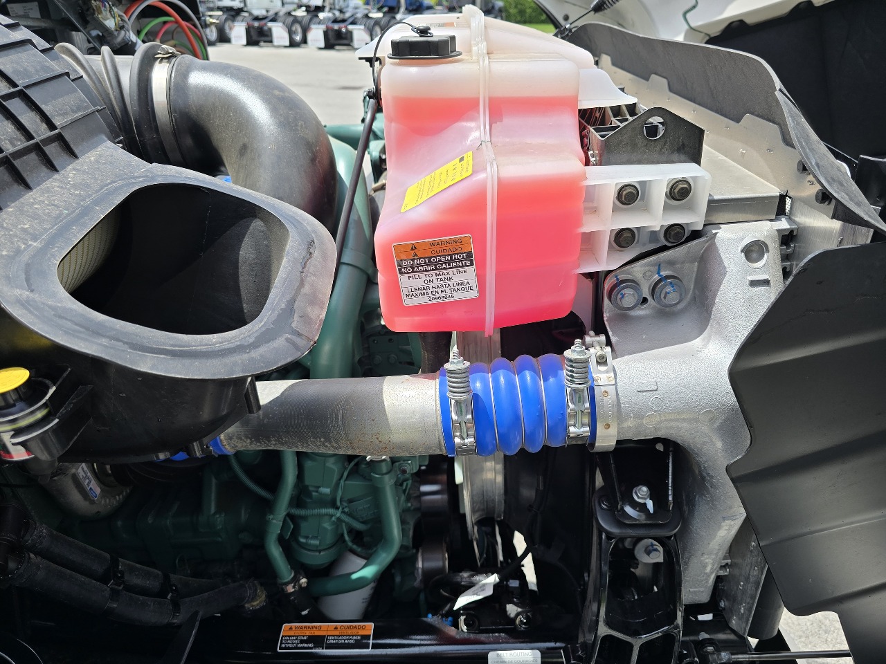 2025 Volvo - image 12