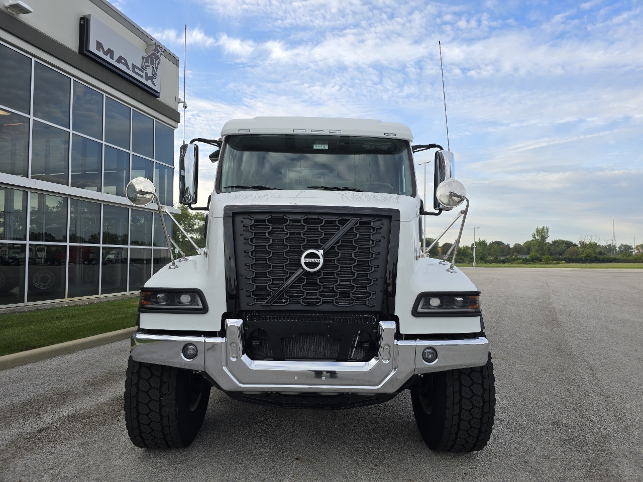 2025 Volvo - image 2