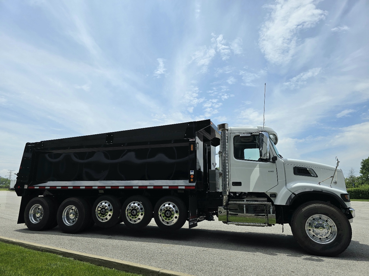 2025 Volvo - image 3