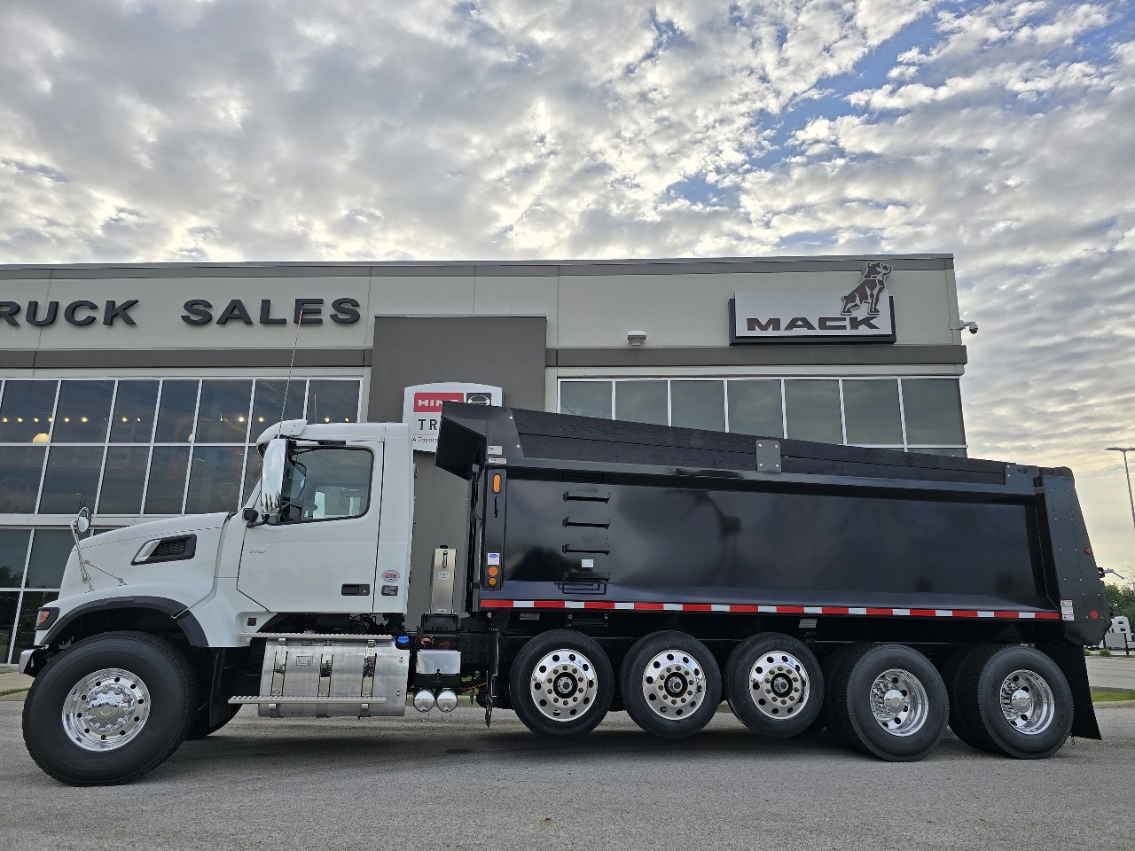 2025 Volvo - image 4