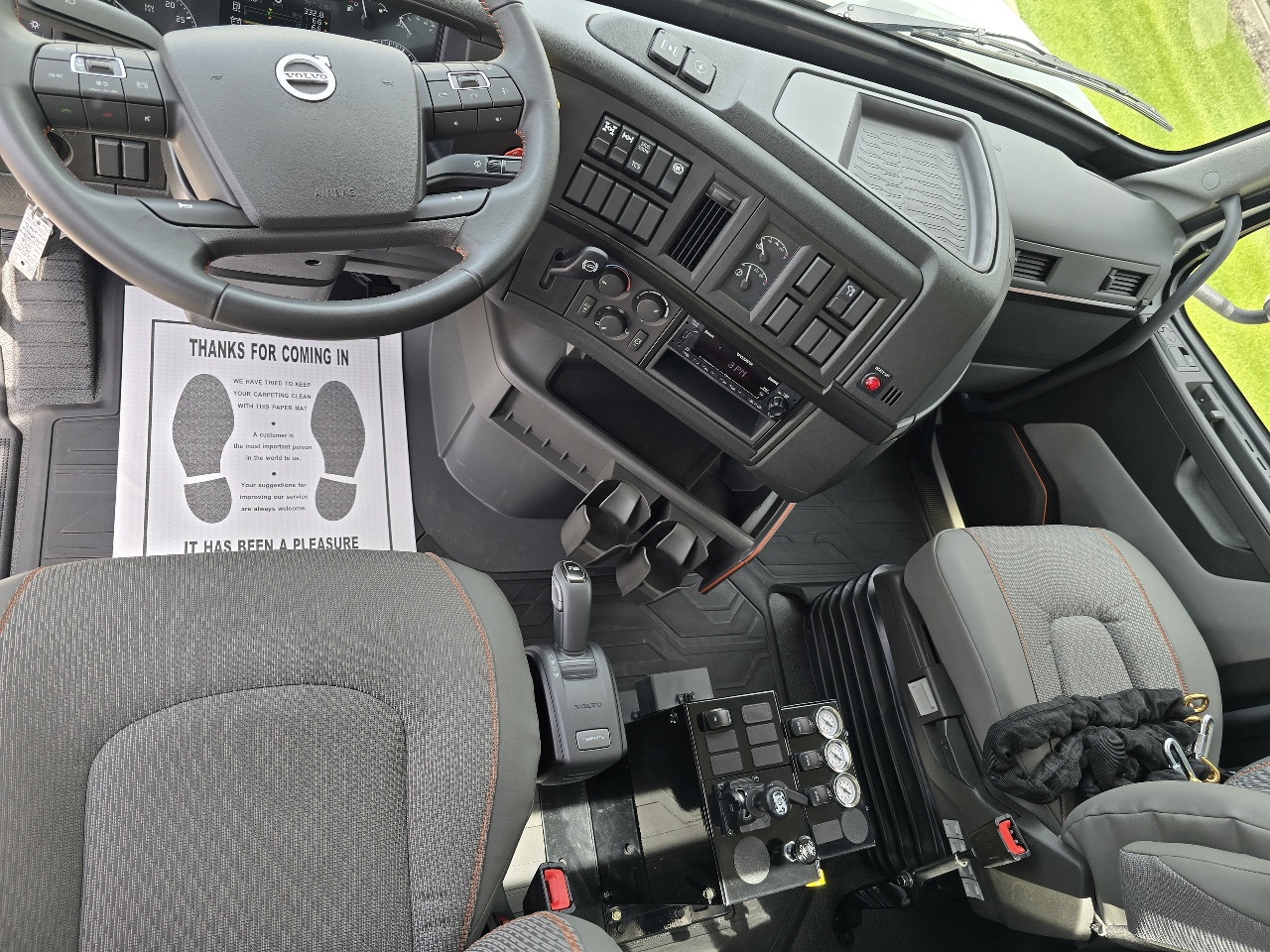 2025 Volvo - image 7