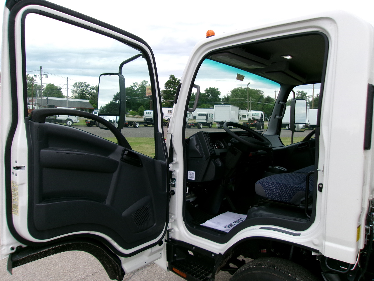 2024 Isuzu - image 2