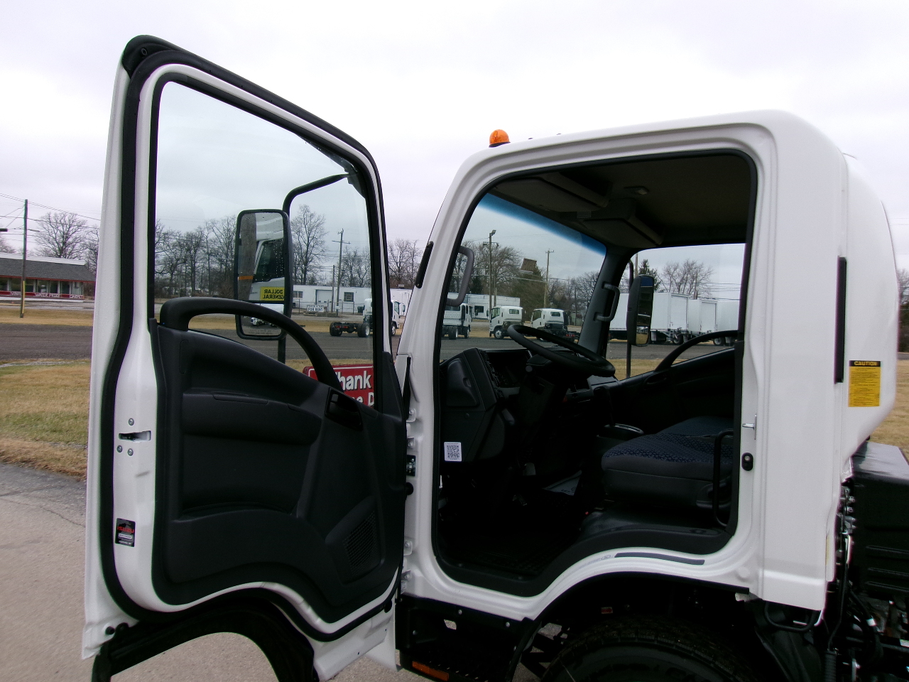 2025 Isuzu - image 2