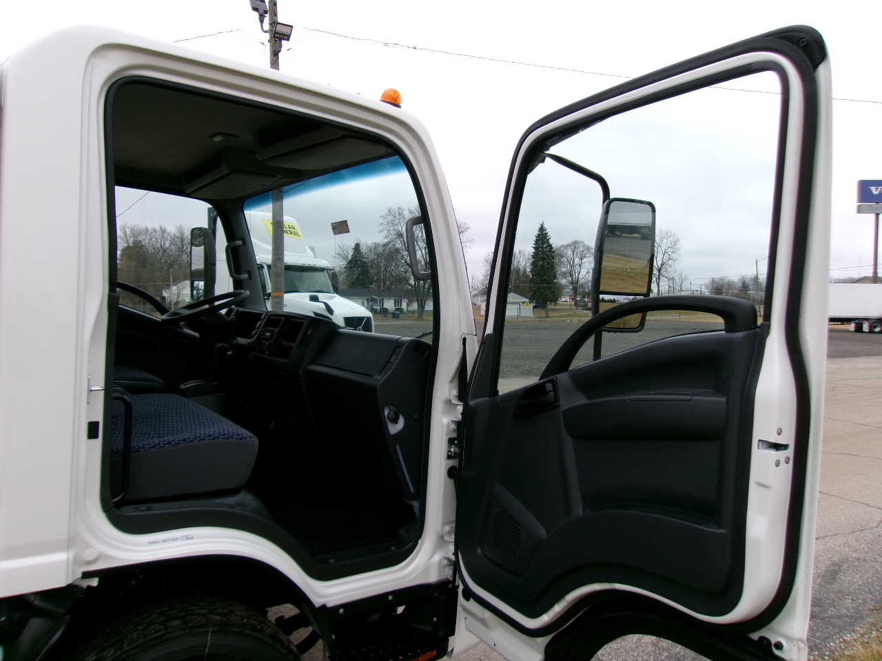 2025 Isuzu - image 6