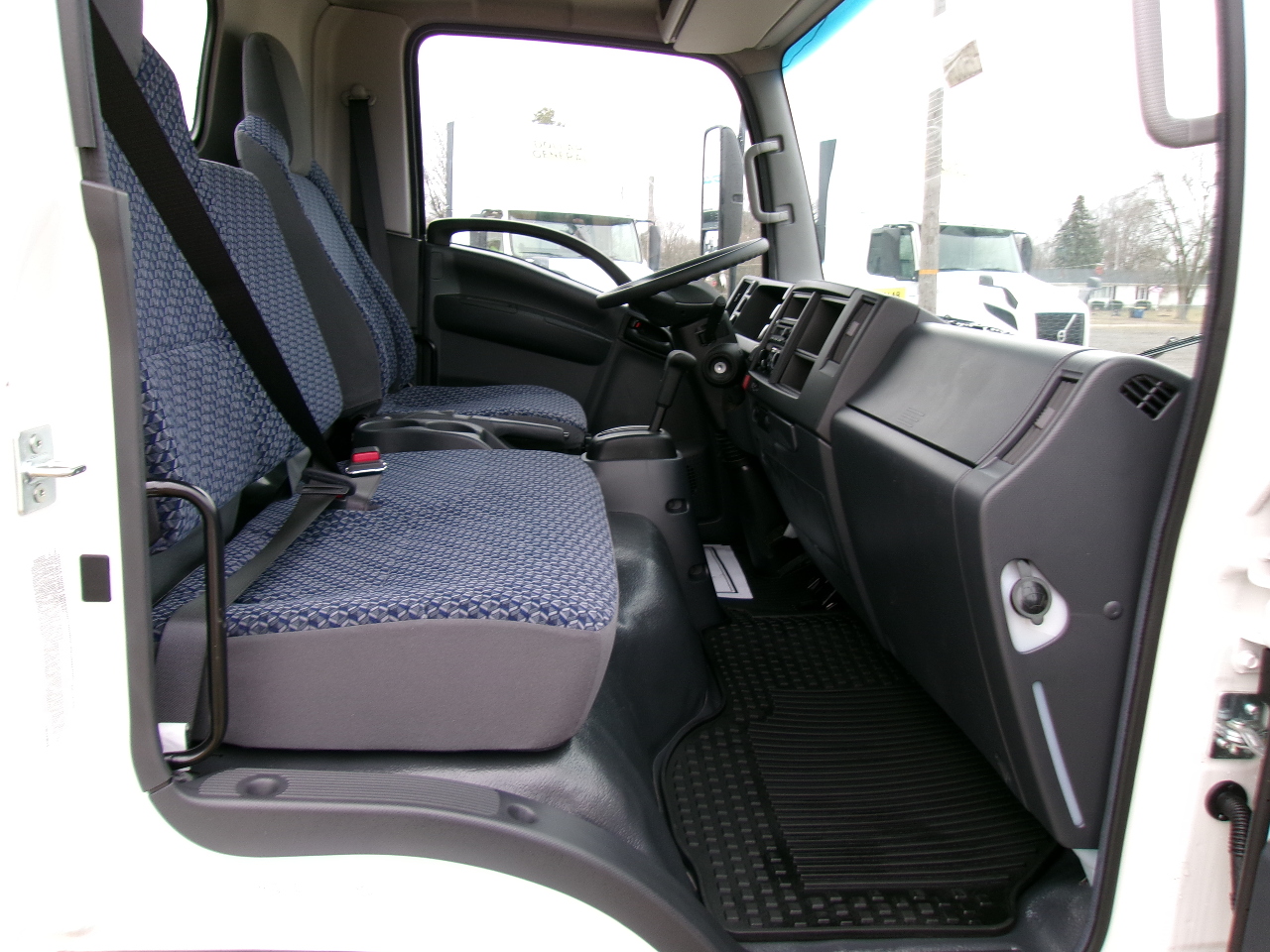 2025 Isuzu - image 7