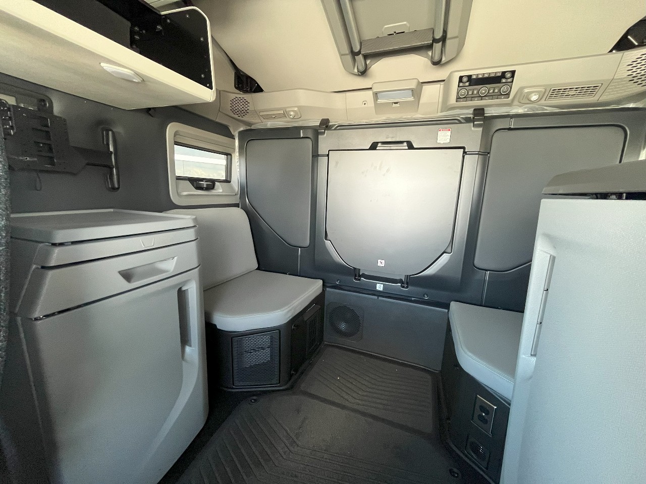 2026 Volvo - image 17