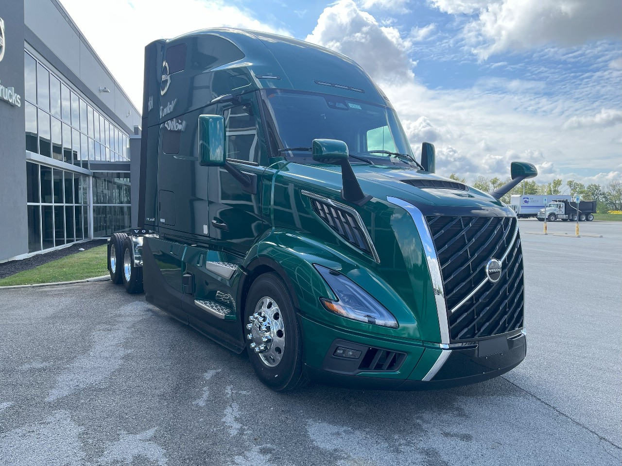 2026 Volvo - image 3