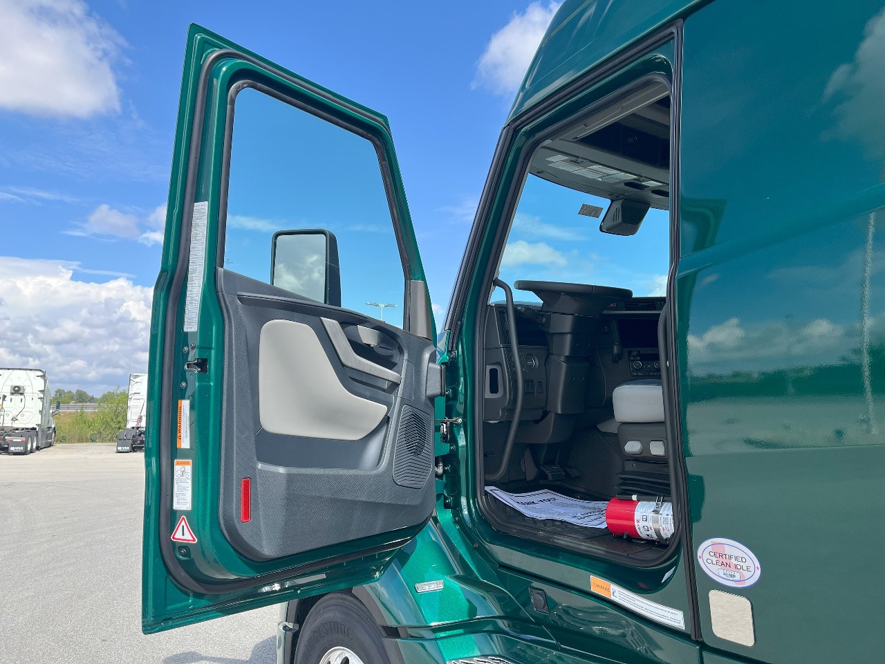 2026 Volvo - image 9