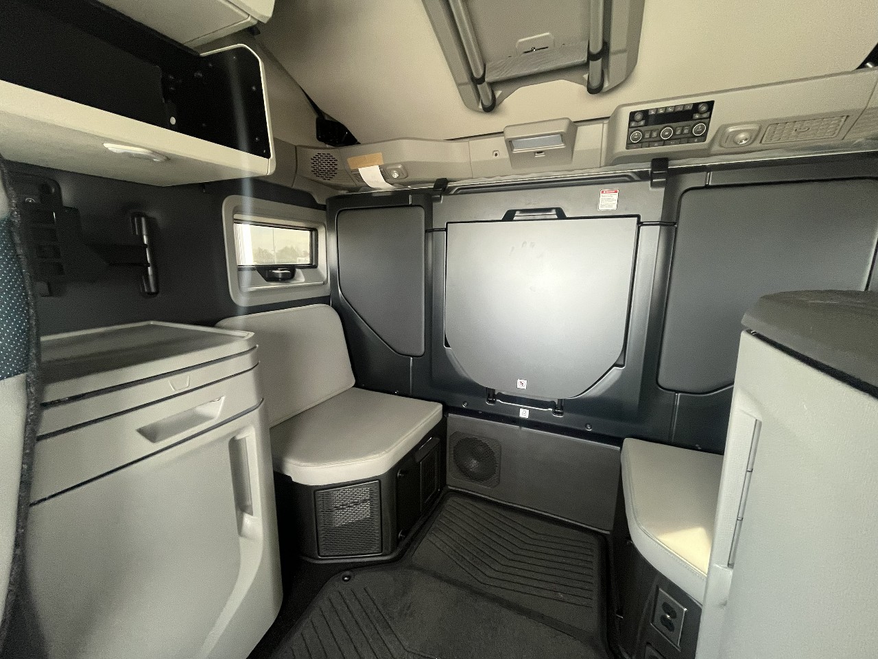 2026 Volvo - image 17