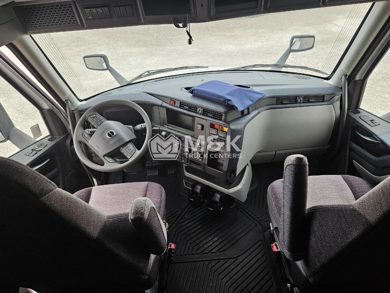 2026 Volvo - image 7