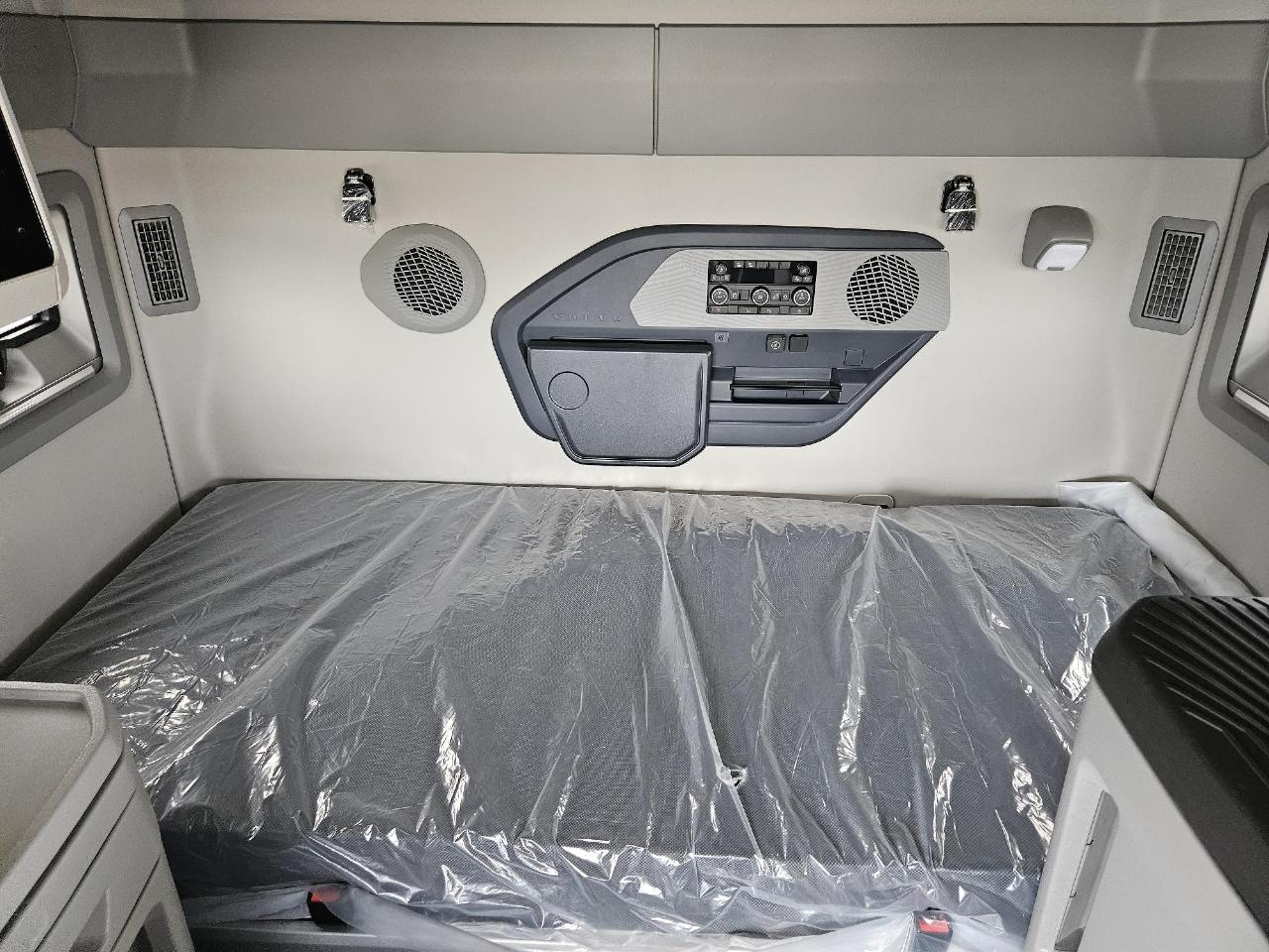 2026 Volvo - image 8