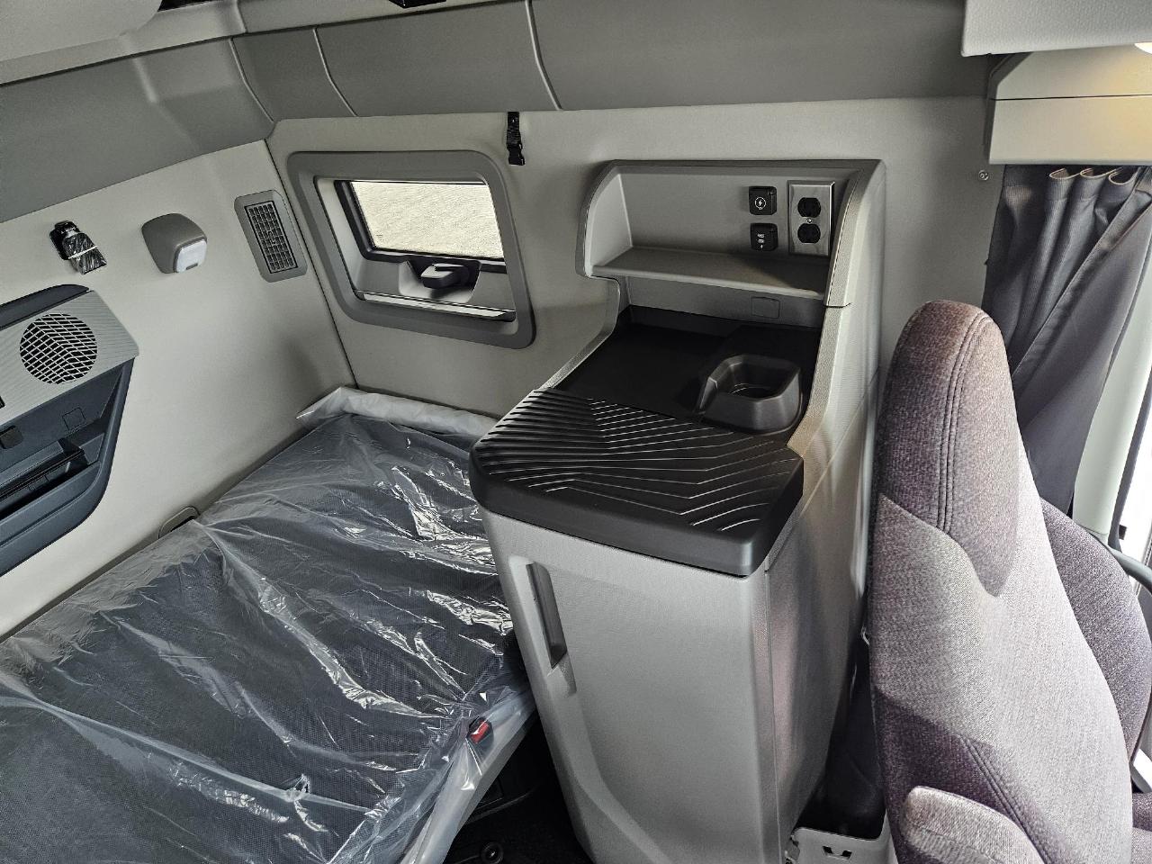 2026 Volvo - image 9