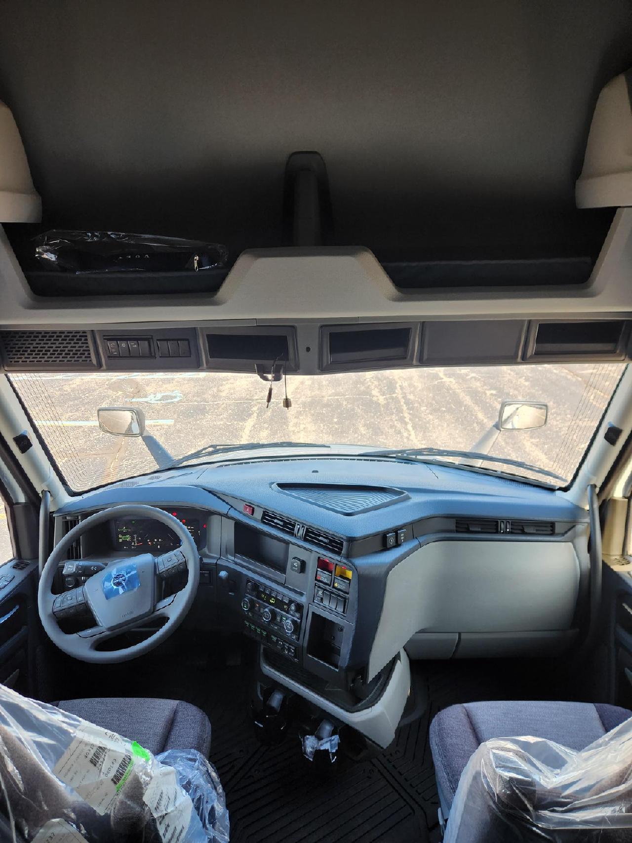 2026 Volvo - image 8