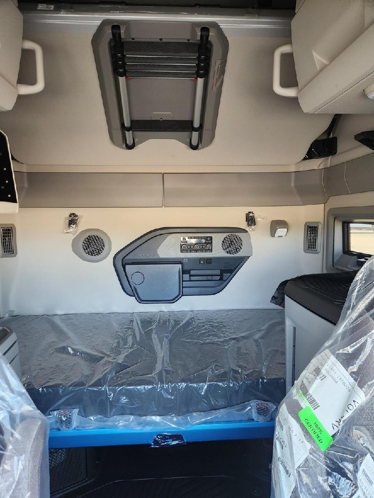 2026 Volvo - image 9