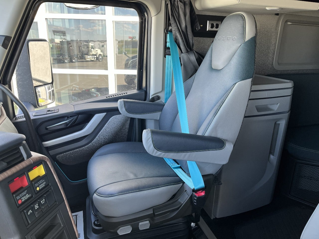 2026 Volvo - image 12