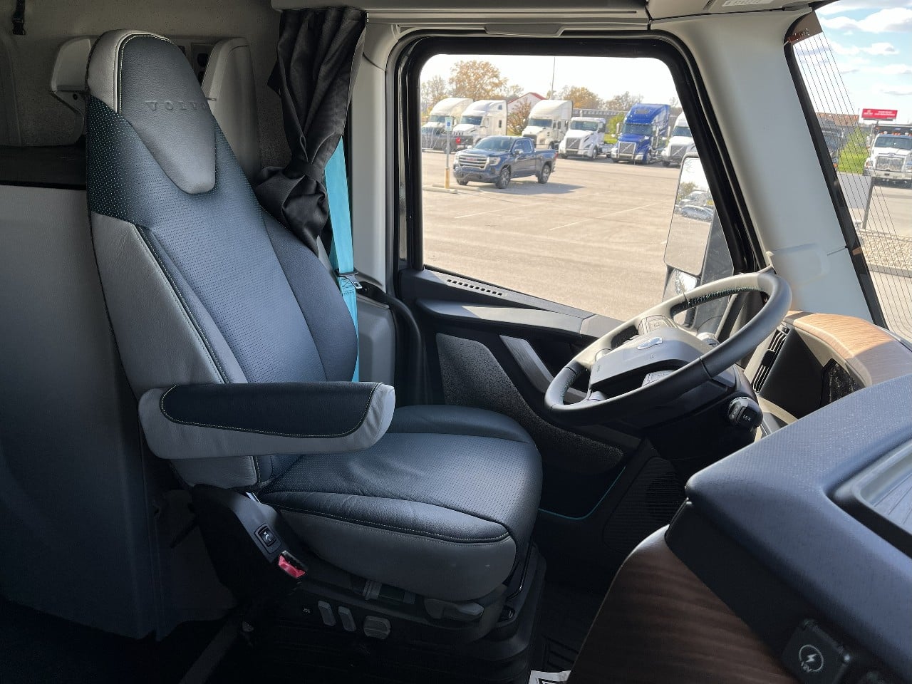 2026 Volvo - image 13