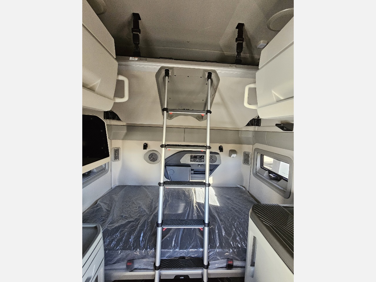 2026 Volvo - image 15