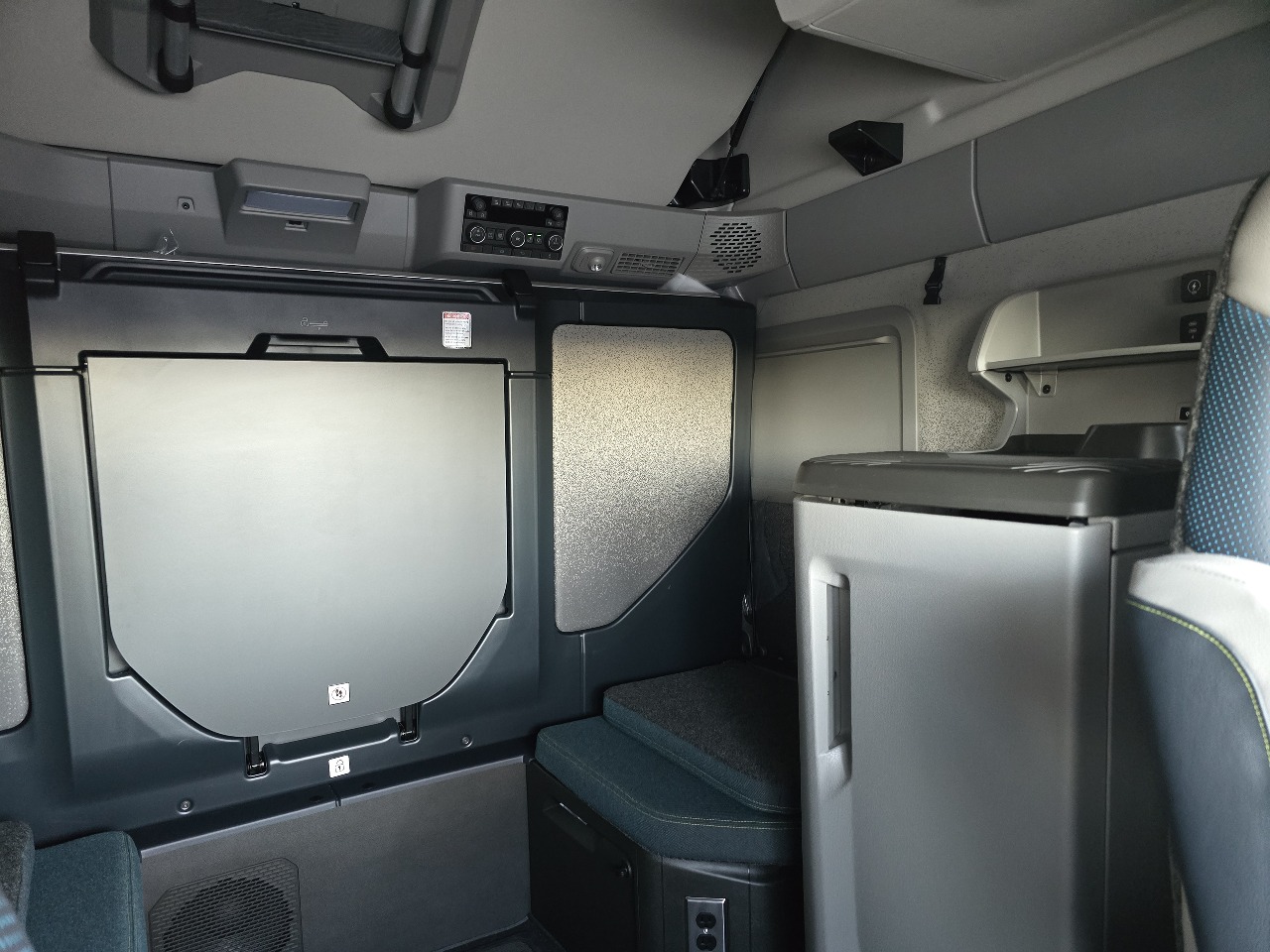 2026 Volvo - image 11