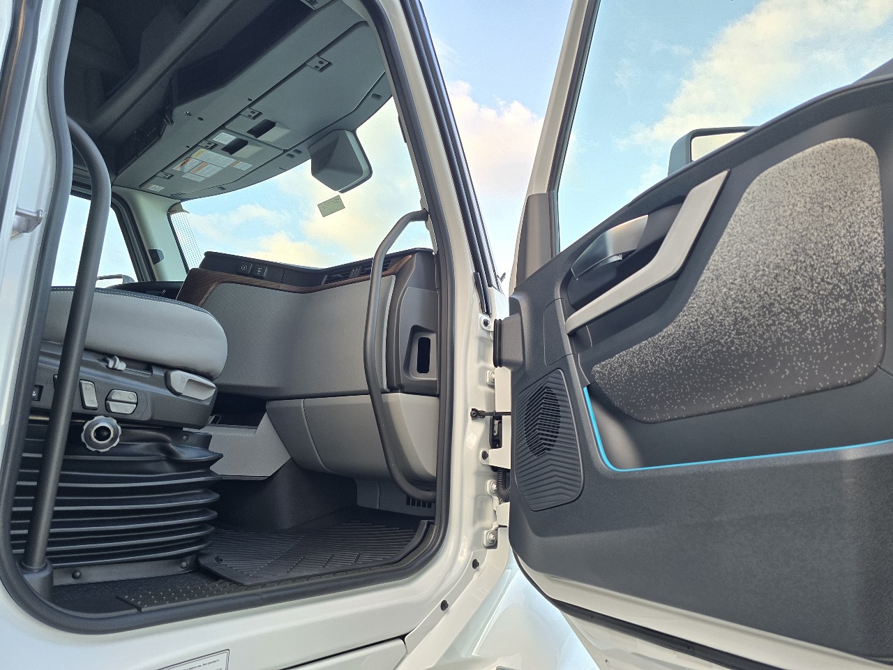 2026 Volvo - image 12