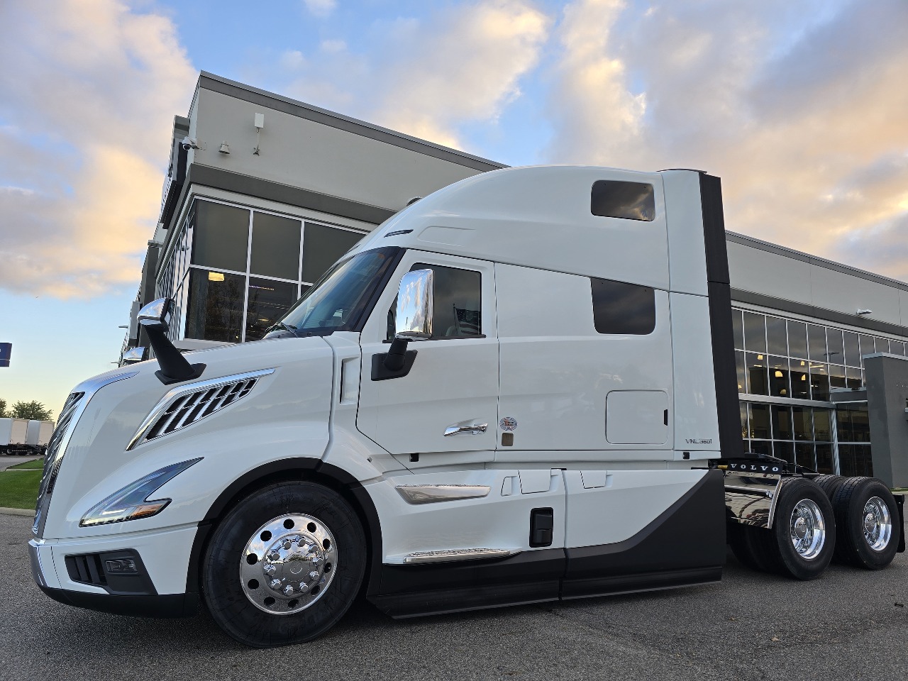 2026 Volvo - image 5