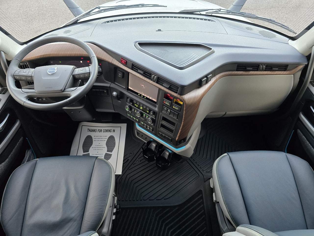 2026 Volvo - image 8