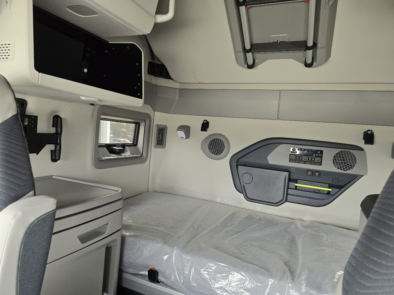 2026 Volvo - image 10