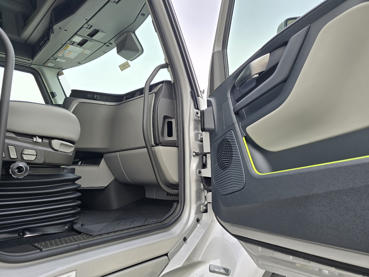 2026 Volvo - image 12