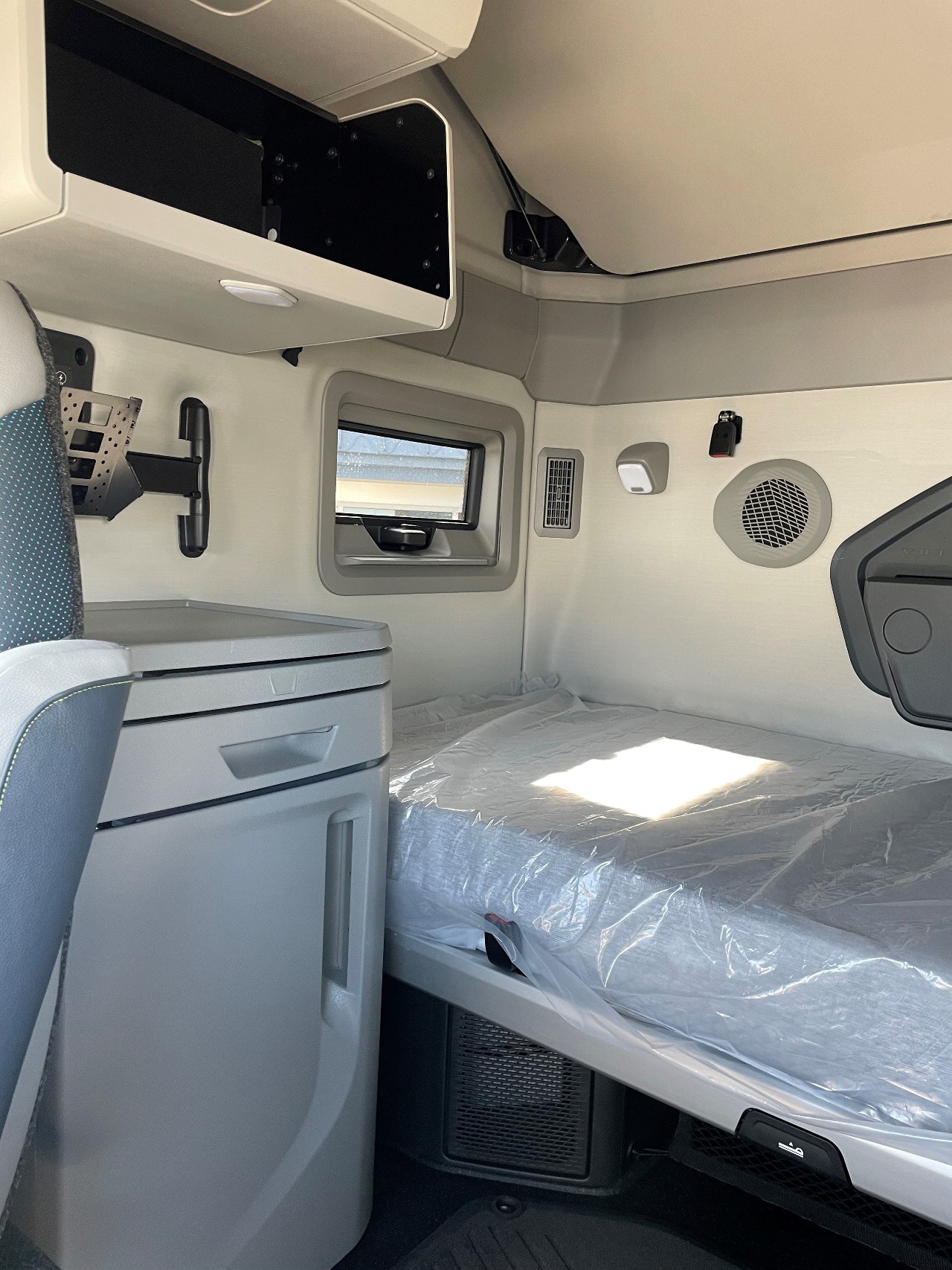 2026 Volvo - image 5