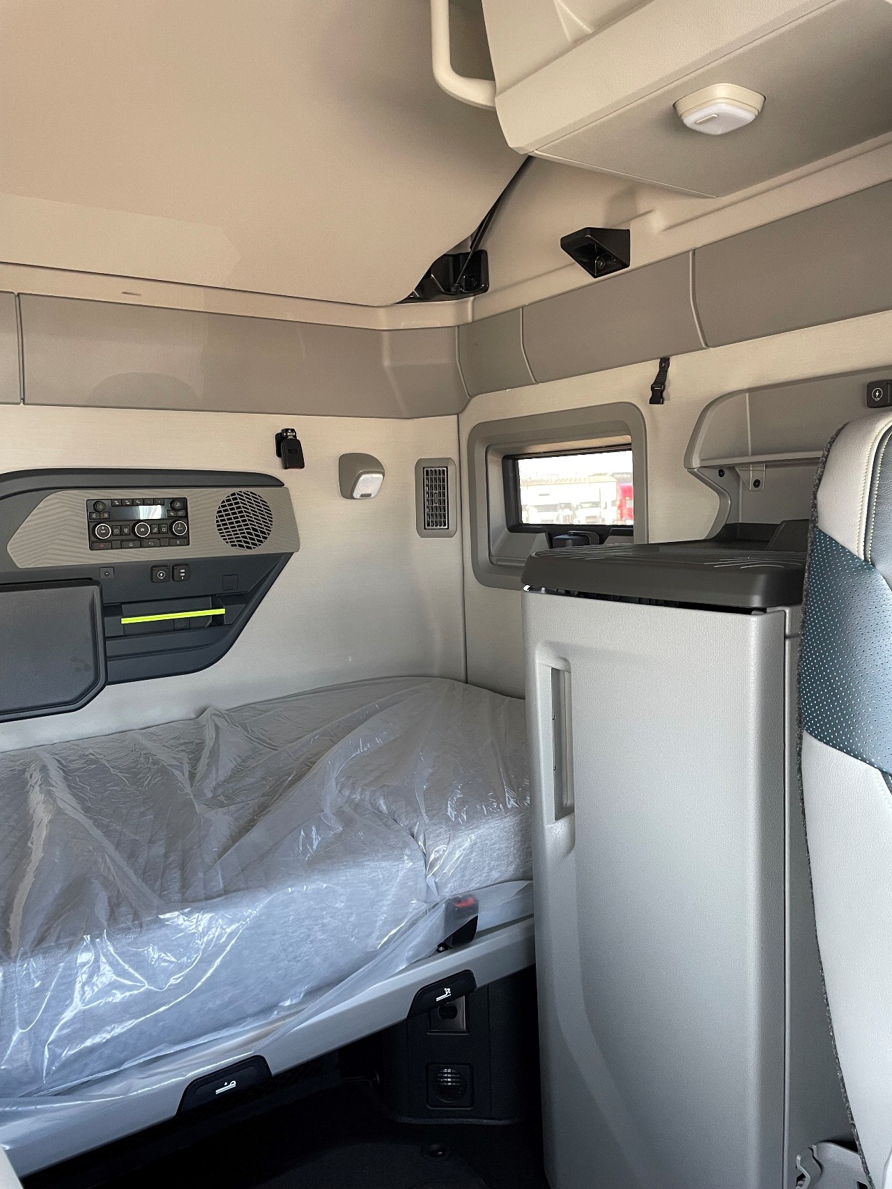 2026 Volvo - image 7